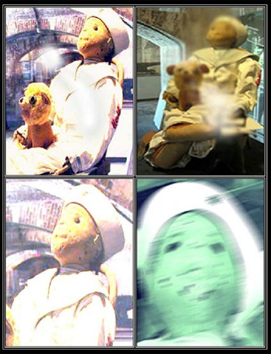 Con búp bê di chuyển từ cửa sổ này đến cửa sổ khác khi gia đình Otto đi vắng.