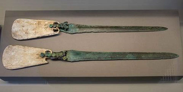 Dao găm bằng đồng và xương từ thời hoàng kim của Kerma.