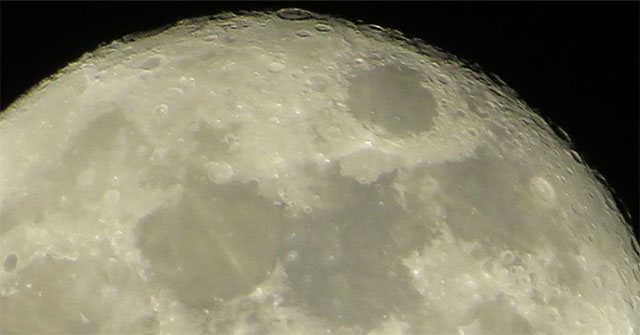 Liên tục trúng “bom vũ trụ”, Mặt trăng lăn đi 10 độ