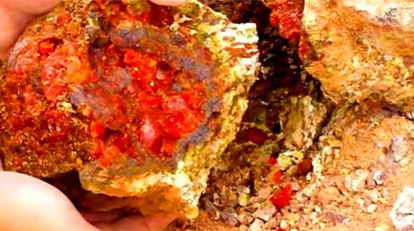 Công nhân đào được tảng đá màu đỏ như máu, chuyên gia: “Đây là báu vật”