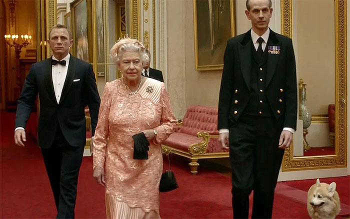 Nữ hoàng Elizabeth II xuất hiện cùng diễn viên Daniel Craig (trái) nhằm quảng bá cho Olympic London 2012.