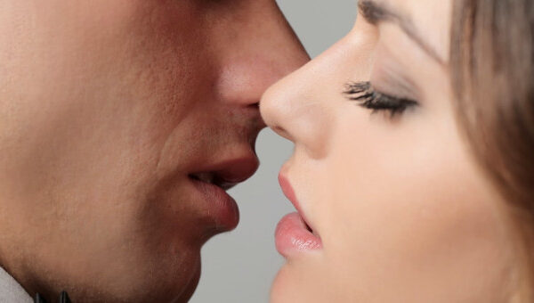 Bệnh tật tiềm ẩn đằng sau nụ hôn