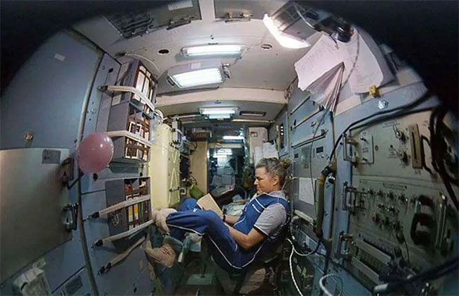 Nữ phi hành gia cho biết bầu không khí trong trạm vũ trụ khiến cô cảm thấy rất căng thẳng