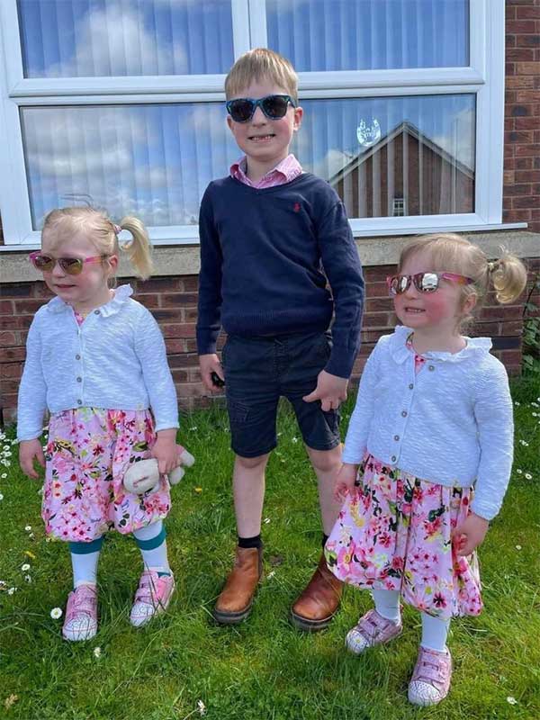 Hai chị em sinh ra có cân nặng lệch nhau rất nhiều.