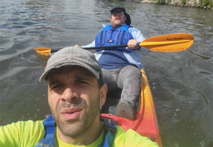 YouTuber Joey Santore (trái) và Al Scorch trên thuyền kayak ở sông Chicago.
