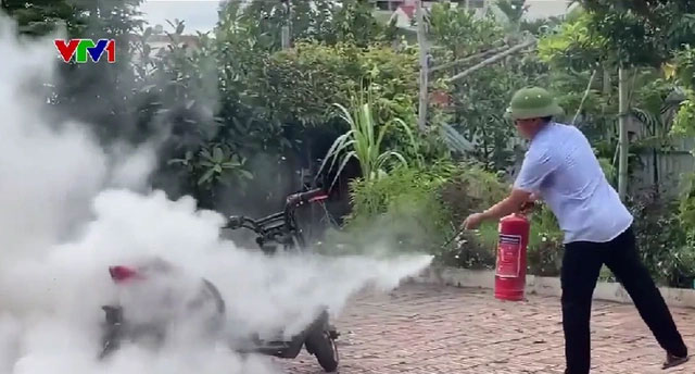 Các loại bình chữa cháy thông thường không ngăn được ngọn lửa do cháy pin xe điện