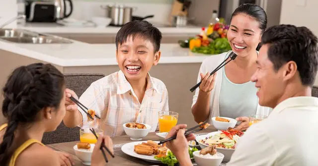 Ngồi bàn ăn sẽ tốt cho sức khoẻ.