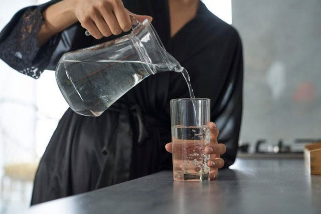 Uống quá nhiều nước có thể tăng cân đột ngột do sưng phù và thừa nước trong máu.