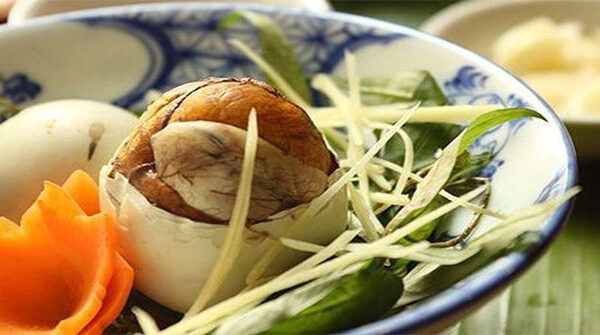 Nên và không nên khi ăn trứng vịt lộn