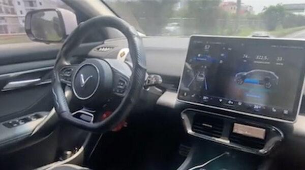 Xe VinFast VF8 không người lái chạy thử nghiệm trên đường phố Việt
