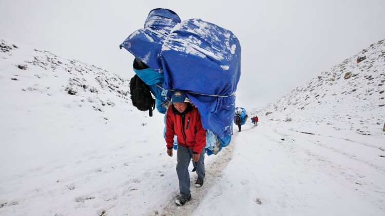 Dân Sherpa là phu khuôn vác chuyên nghiệp mưu sinh trên nóc nhà thế giới.
