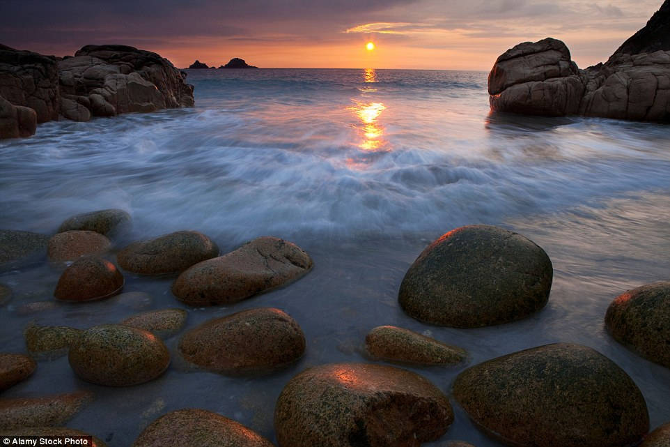 Những khối đá khổng lồ giống trứng khủng long nằm ở bờ biển Porth Nanven, Cornwall, Anh