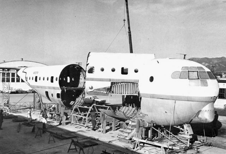 Công ty của Conroy đã thực hiện màn "lột xác" cho chiếc Boeing 377 để cho ra đời "bà bầu biết bay" Aero Spacelines Pregnant Guppy.