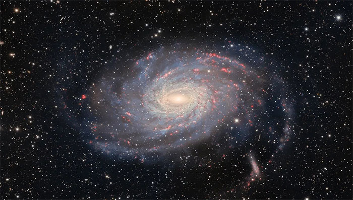 Thiên hà xoắn ốc NGC 6744 trông như "thế giới song song" với thiên hà chứa Trái đất